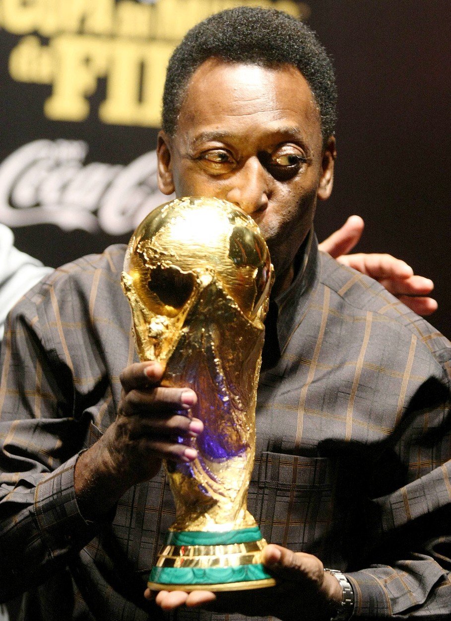 Legenda světového fotbalu Pelé byl zase převezen do nemocnice