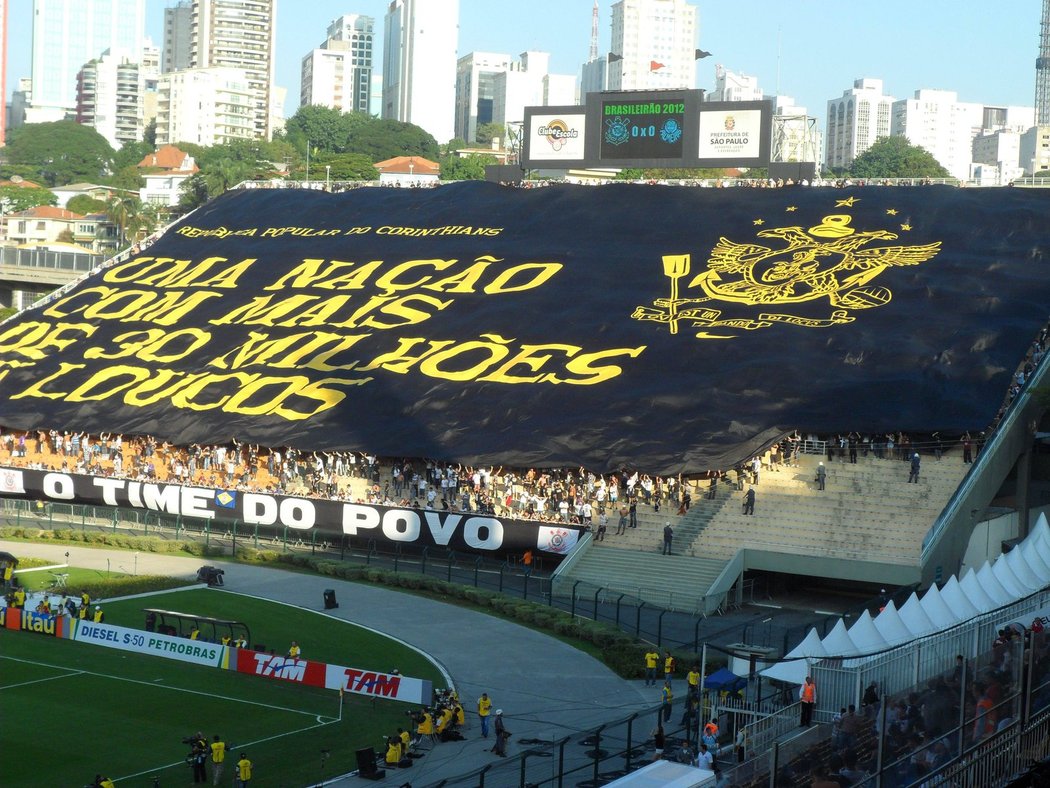 Transparent při derby na brazilském stadionu