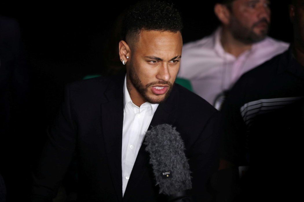 Zraněný Neymar na policejní stanici v Sao Paulu vypovídal po obvinění ze znásilnění