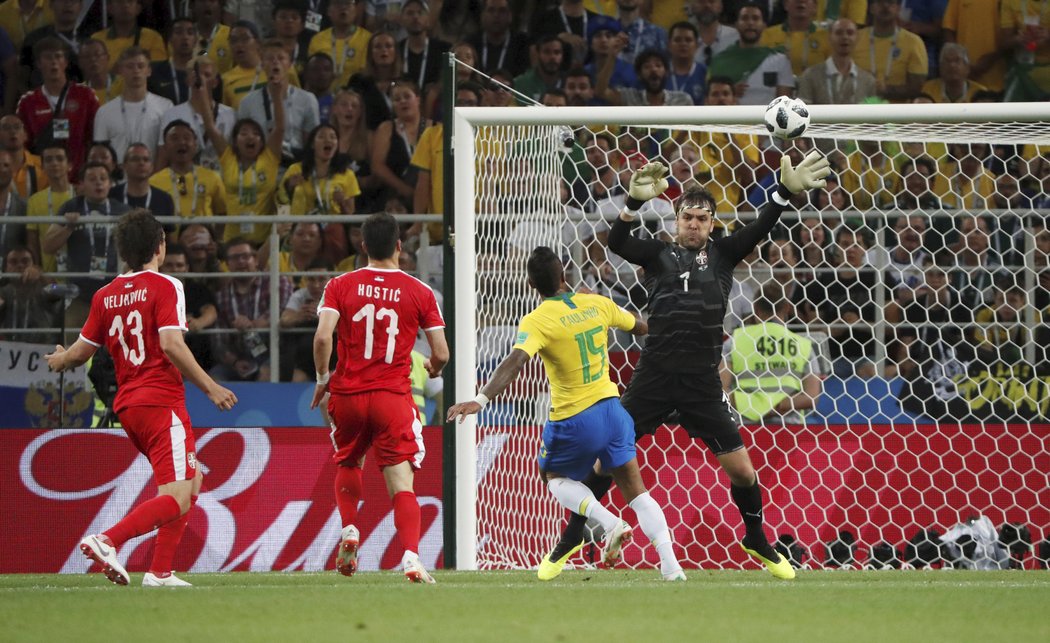 Paulinho přehazuje brankáře a posílá Brazílii v zápase se Srbskem do vedení