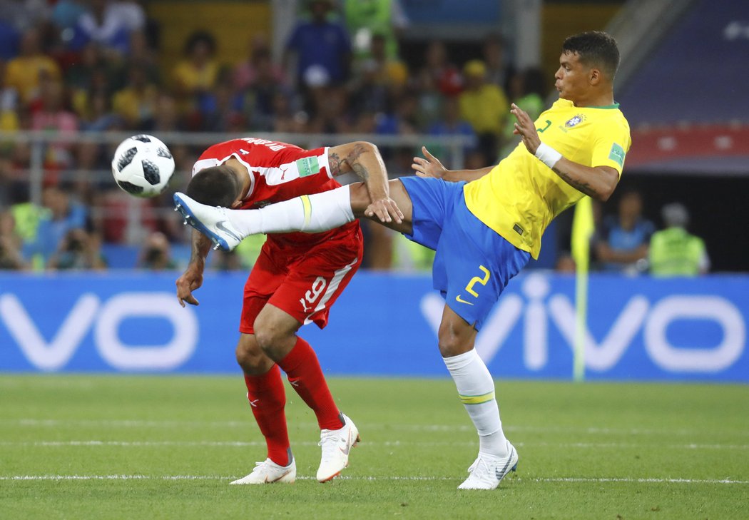 Thiago Silva chce být u míče dříve než hlavičkující Mitrovič