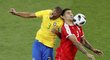 Srb Alexandr Mitrovič se snaží pokrýt míč v souboji s Brazilcem Mirandou