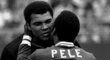 Brazilec Pelé se zdraví s boxerem Muhammadem Alim při své rozlučce v roce 1977