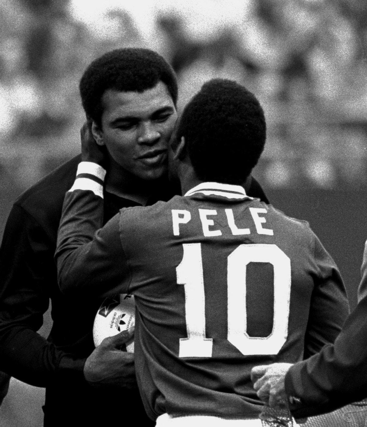 Brazilec Pelé se zdraví s boxerem Muhammadem Alim při své rozlučce v roce 1977