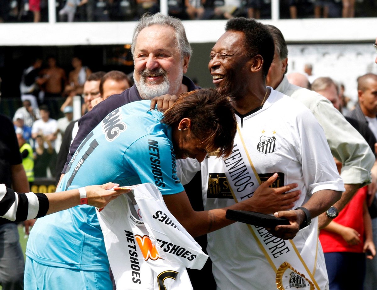 Pelé s mladičkým Neymarem při oslavách 100 let Santosu v roce 2012