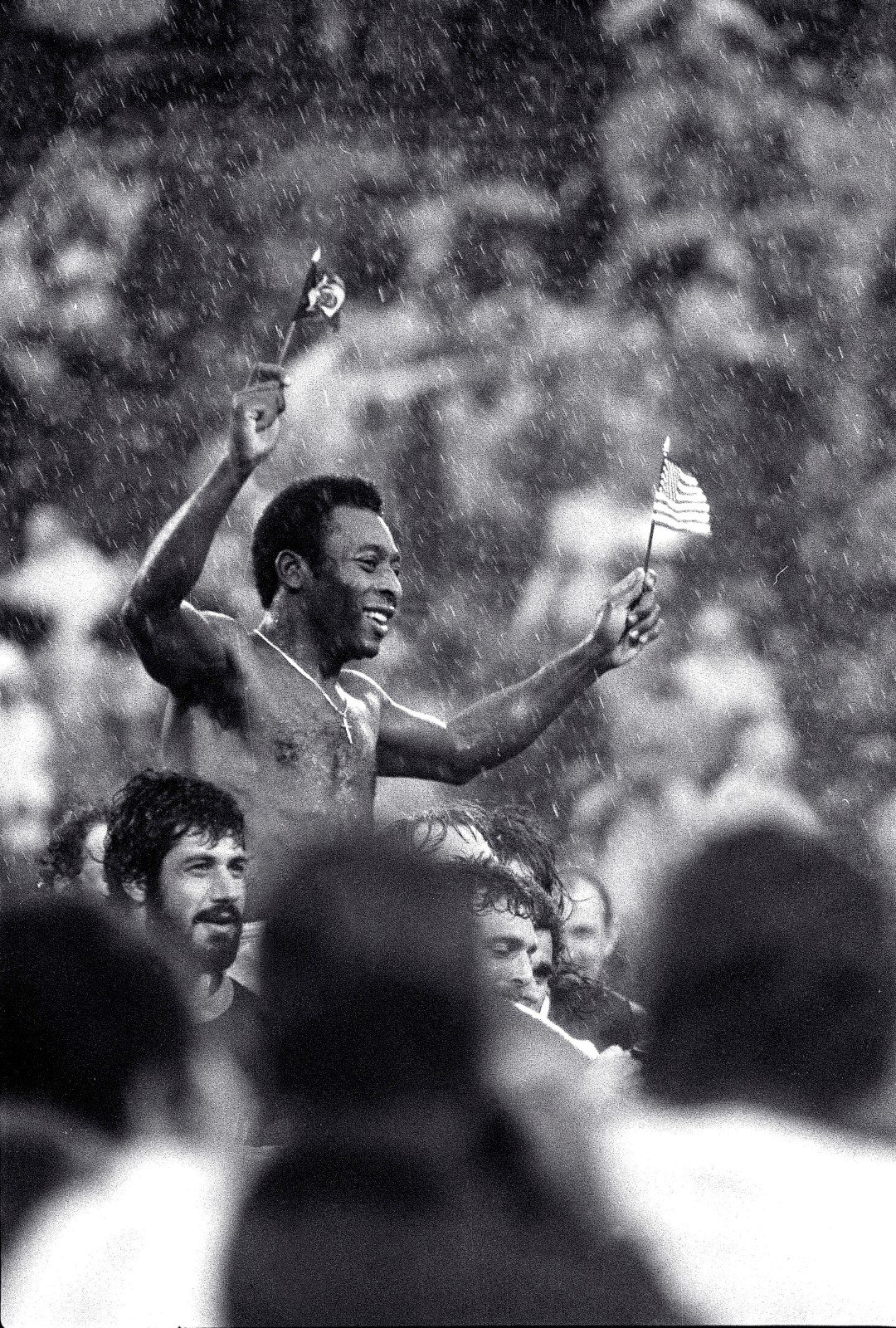 Pelé se loučí s aktivní kariérou v roce 1977