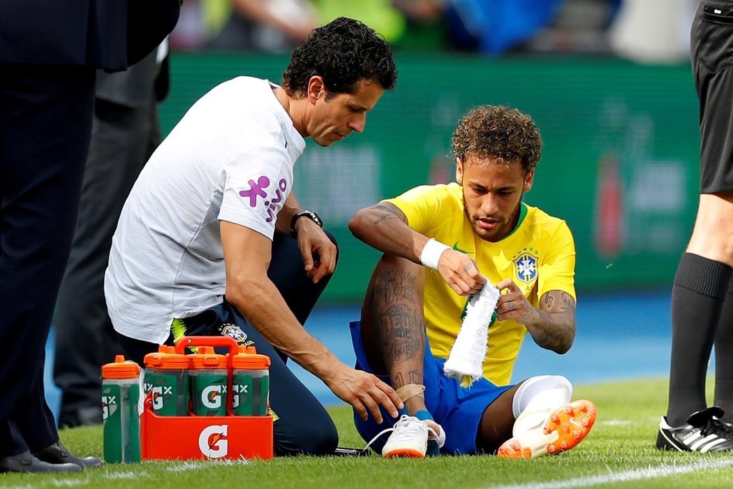 Neymar leží na zemi po jednom z ostrých faulů Rakušanů