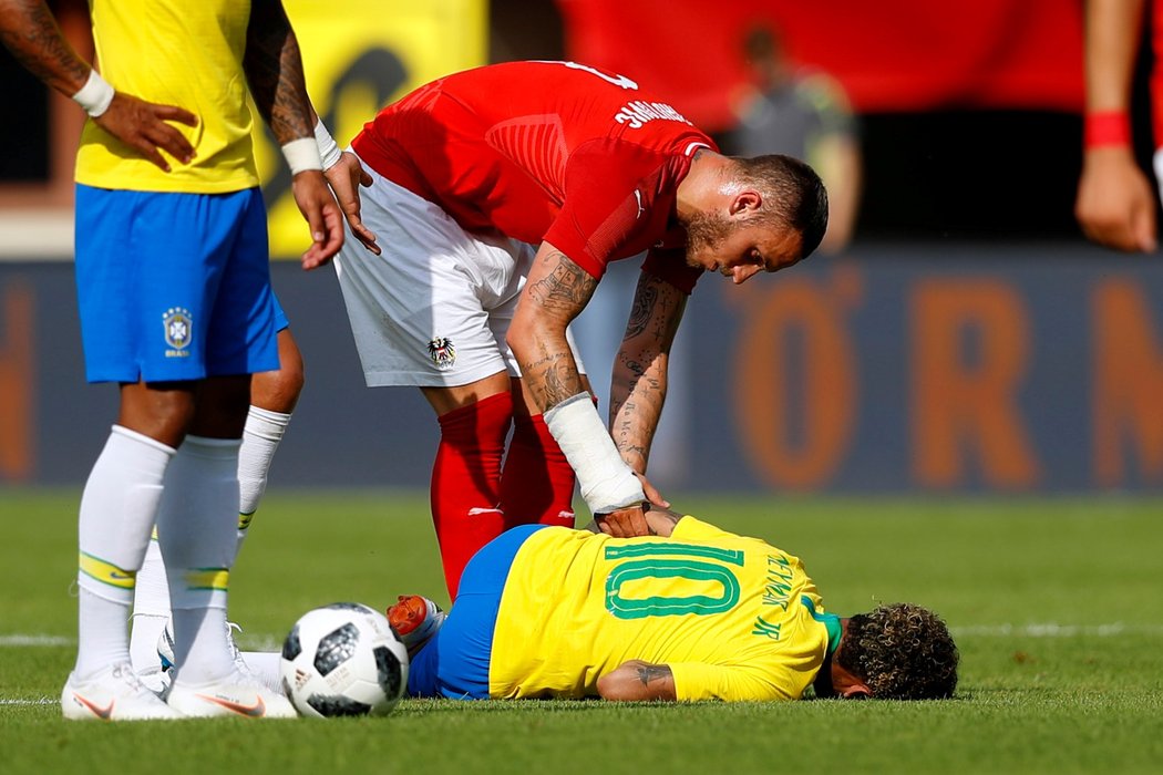 Ležící Neymar po jednom z ostrých faulů Rakušanů