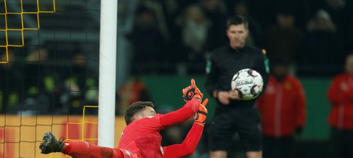Brankář Jiří Pavlenka zazářil v penaltovém rozstřelu v poháru s Dortmundem a stál se hráčem zápasu