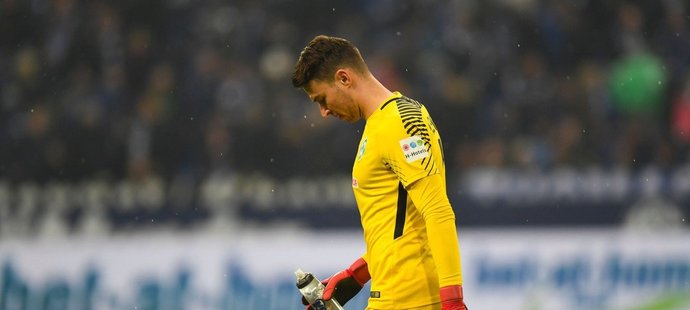 Skleslý brankář Jiří Pavlenka po kiksu proti Schalke
