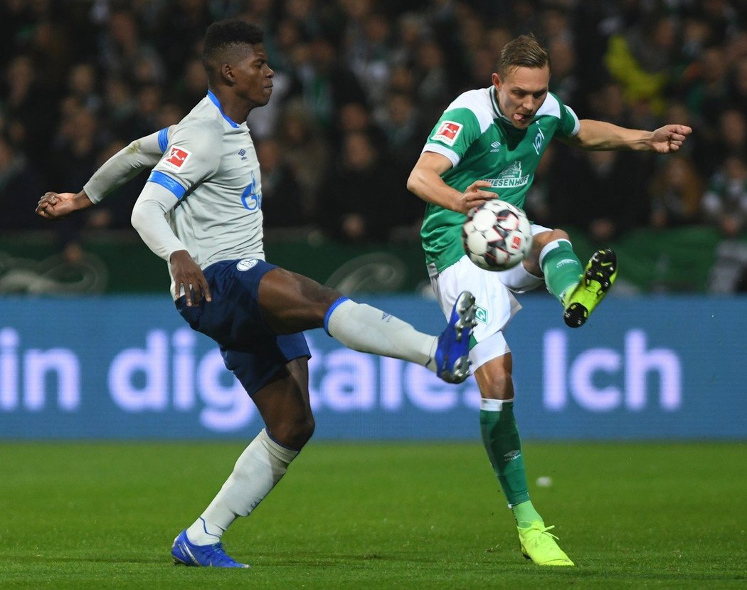 Fotbalisté Brém porazili Schalke 4:2, vpravo levý obránce vítězů Ludwig Augustinsson