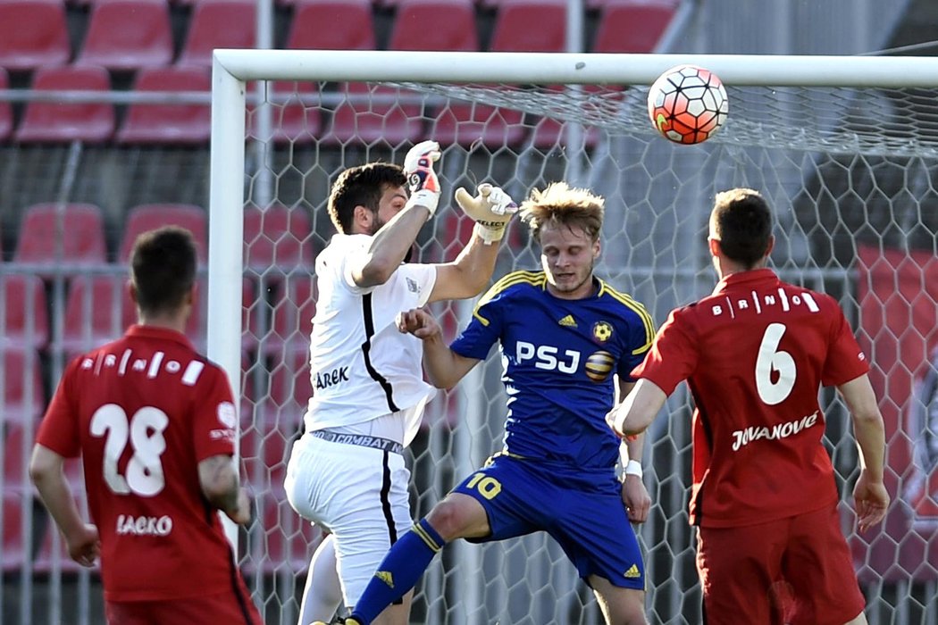 Matúš Lacko z Brna, brankář Jihlavy Jan Hanuš, Josef Bazal z Jihlavy a Mihailo Jovanovič z Brna