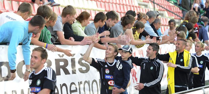 Příbramští fotbalisté spolu s diváky oslavují udržení v první lize