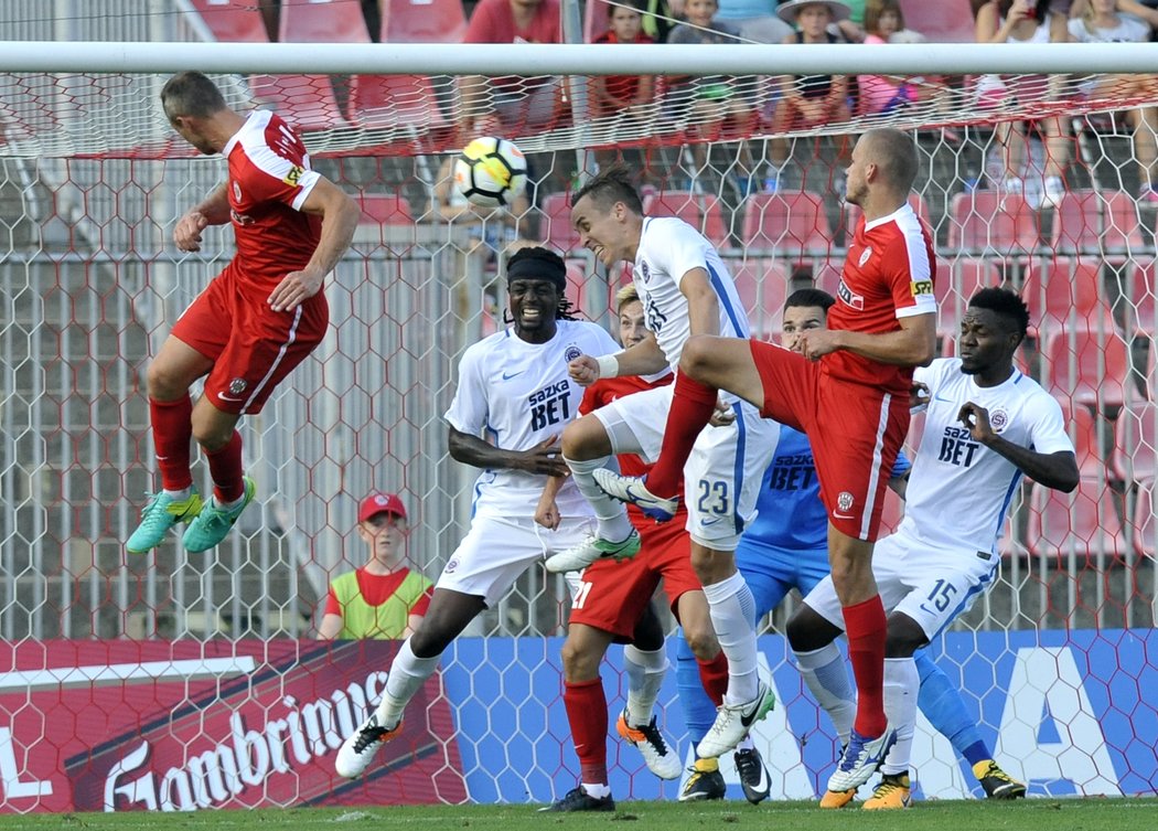 Situace před brankou Brna, kdy si Josef Šural srazil míč do vlastní sítě