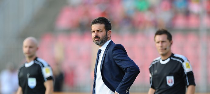 Trenér Sparty Andrea Stramaccioni přihlíží dění na hřišti při zápasu v Brně