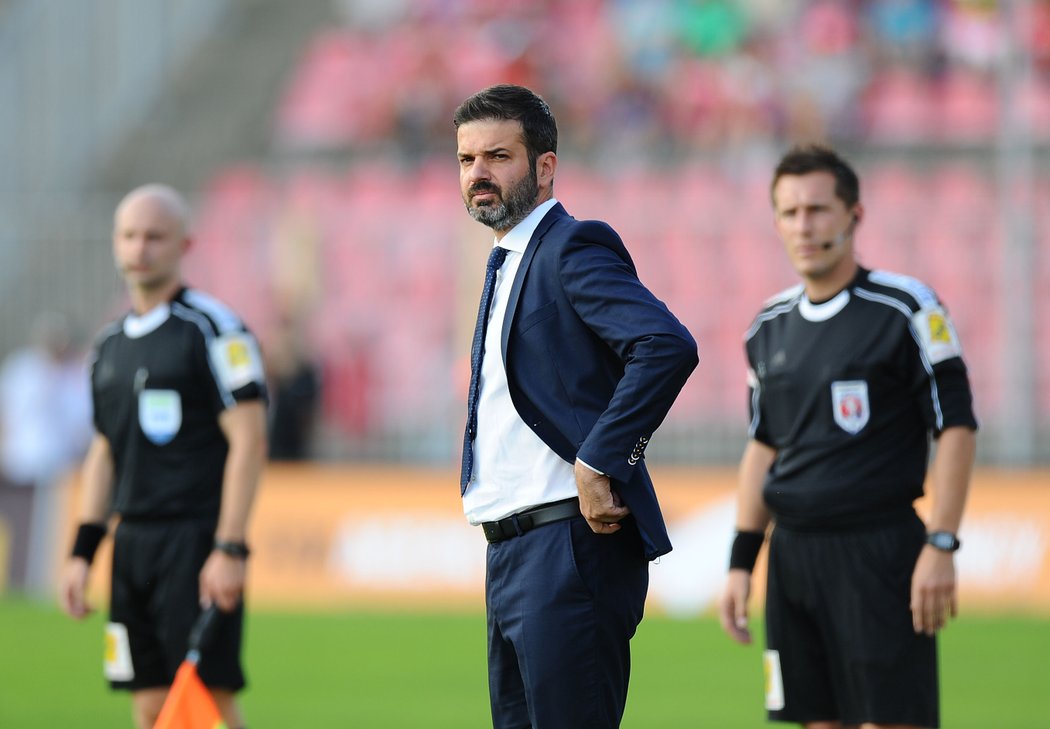 Trenér Sparty Andrea Stramaccioni přihlíží dění na hřišti při zápasu v Brně