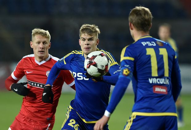 Zleva Michal Škoda z Brna a Martin Nový a Lukáš Vaculík z Jihlavy v utkání fotbalové HET ligy Zleva Michal Škoda z Brna a Martin Nový a Lukáš Vaculík z Jihlavy v utkání fotbalové HET ligy