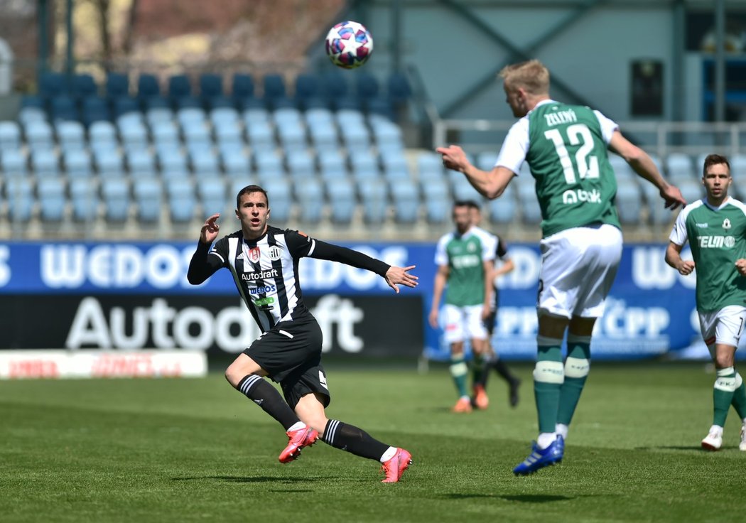 Zleva Marko Alvir z Českých Budějovic a Jaroslav Zelený z Jablonce ve 29. kole fotbalové FORTUNA:LIGY