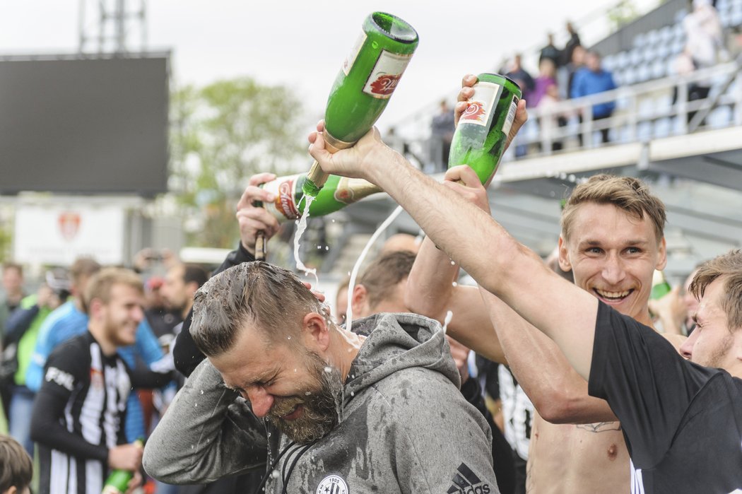 Trenér Budějovic David Horejš dostal po utkání sprchu šampaňským