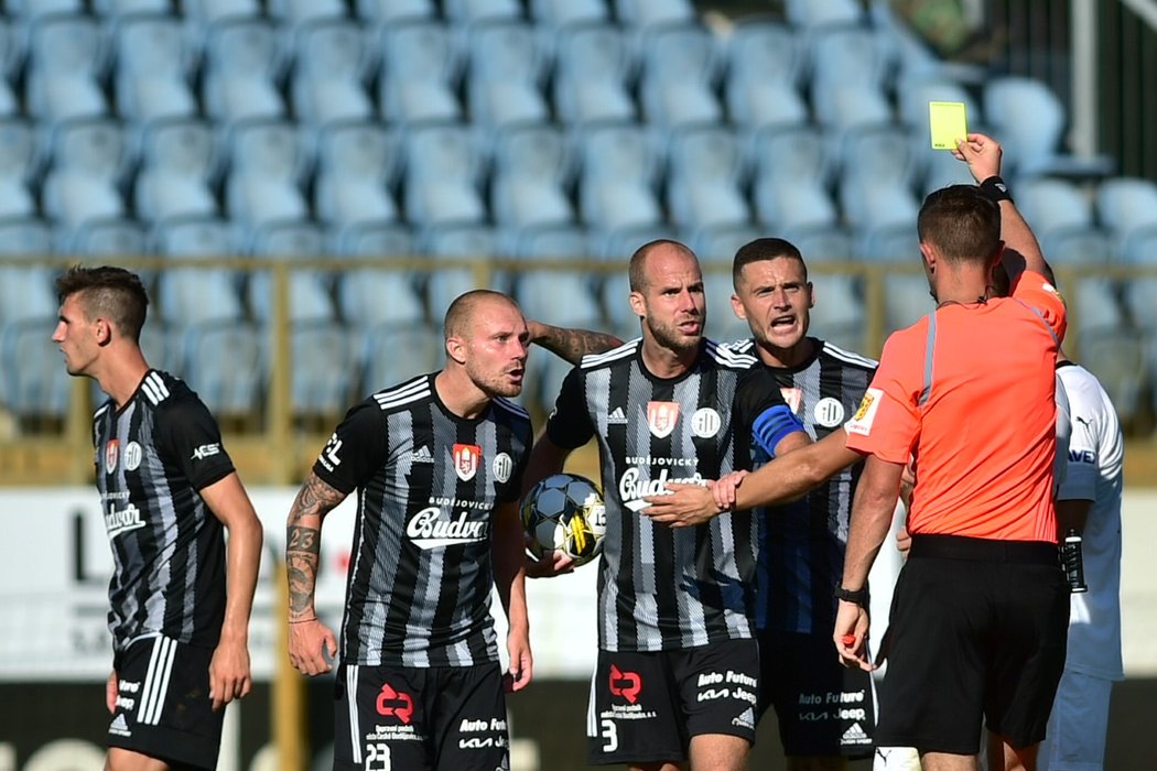 Emoce v podání fotbalistů Českých Budějovic během zápasu proti Slovácku