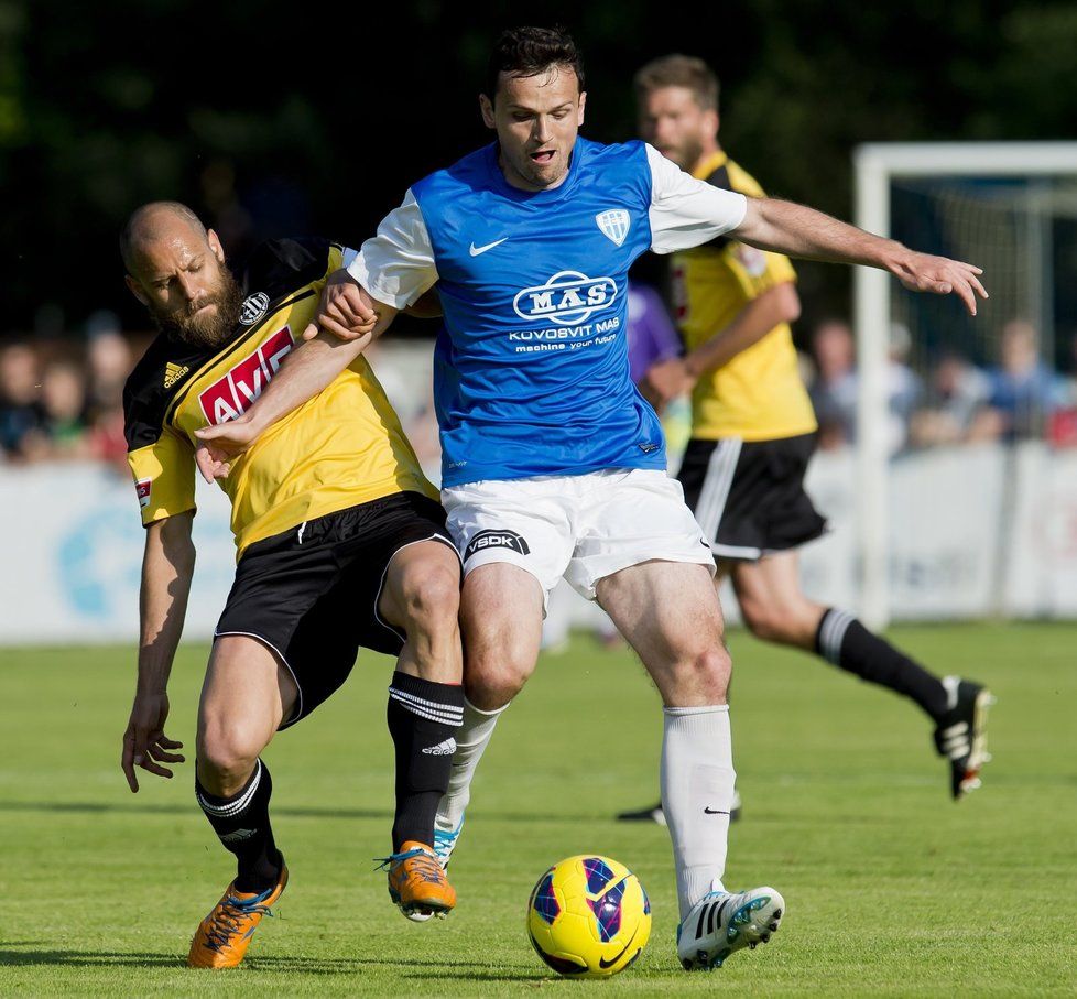 Fotbalisté Českých Budějovic a Hradce Králové se po roční přestávce vracejí do první ligy. Budějovice v přímém souboji o postup deklasovaly Táborsko na jeho hřišti 6:0, Hradec v závěrečném 30. kole Fotbalové národní ligy vyhrál 1:0 v Pardubicích.