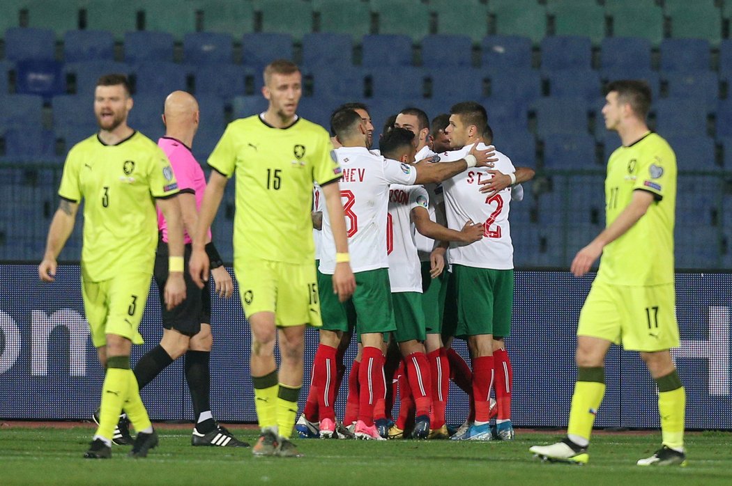 Vasil Božikov v hloučku radujících se Bulharů