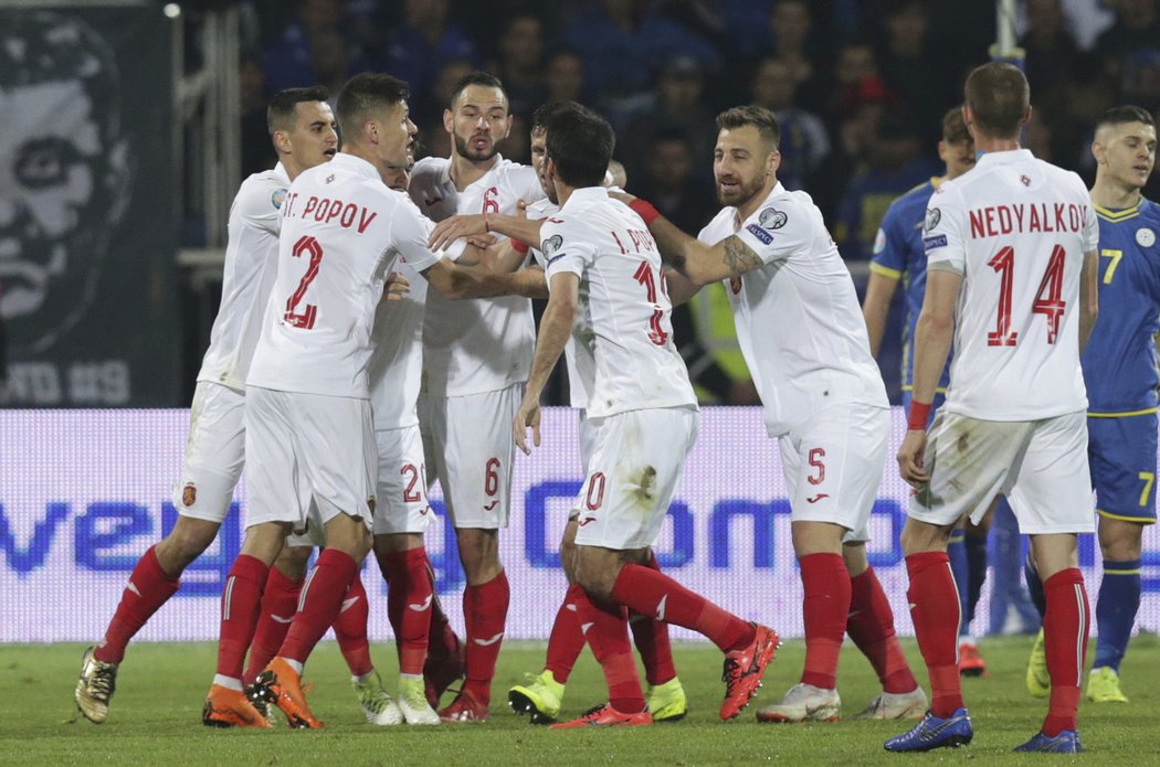 Hráči Bulharska slaví první gól v utkání na půdě Kosova