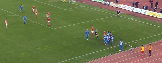 Divoké derby v Sofii: fanoušci Levski explozí vážně zranili mladou policistku Divoké derby v Sofii: fanoušci Levski explozí vážně zranili mladou policistku
