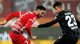 Nulový Leverkusen bez Schicka padl v Augsburgu. Hložek odehrál 62 minut