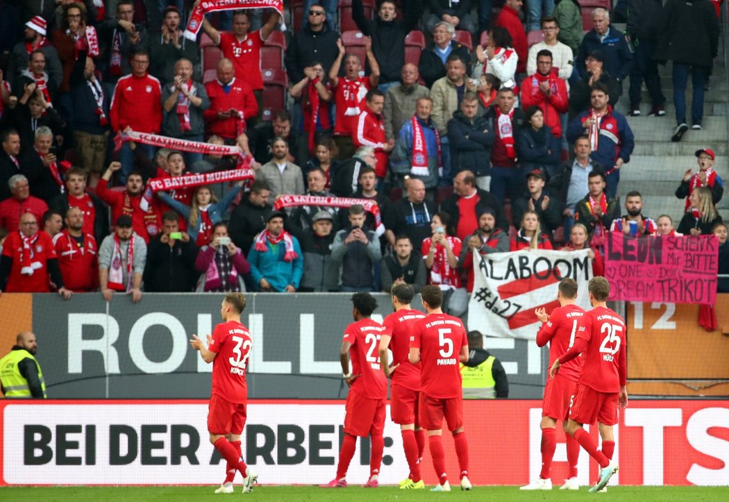 Zkalamaní fotbalisté Bayernu s fanoušky po remíze 2:2 s Augsburgem