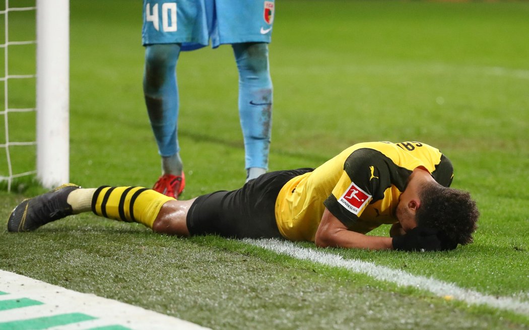 Vedoucí tým německé fotbalové ligy Dortmund v předehrávce 24. kola překvapivě podlehl 1:2