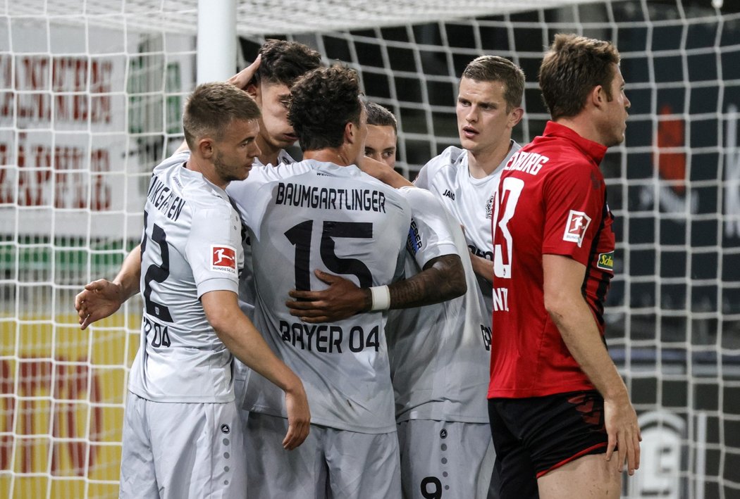 Fotbalisté Leverkusenu slaví branku v bundesligovém utkání ve Freiburgu