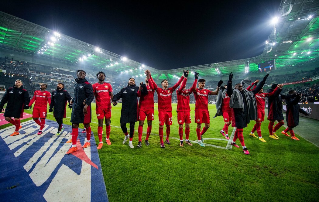 Hráči Leverkusenu oslavují výhru