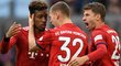 Fotbalsité Bayernu Mnichov se radují po gólu do sítě Stuttgartu
