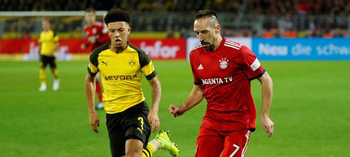 Franck Ribéry (vpravo) uniká Jadonu Sanchovi z Dortmundu