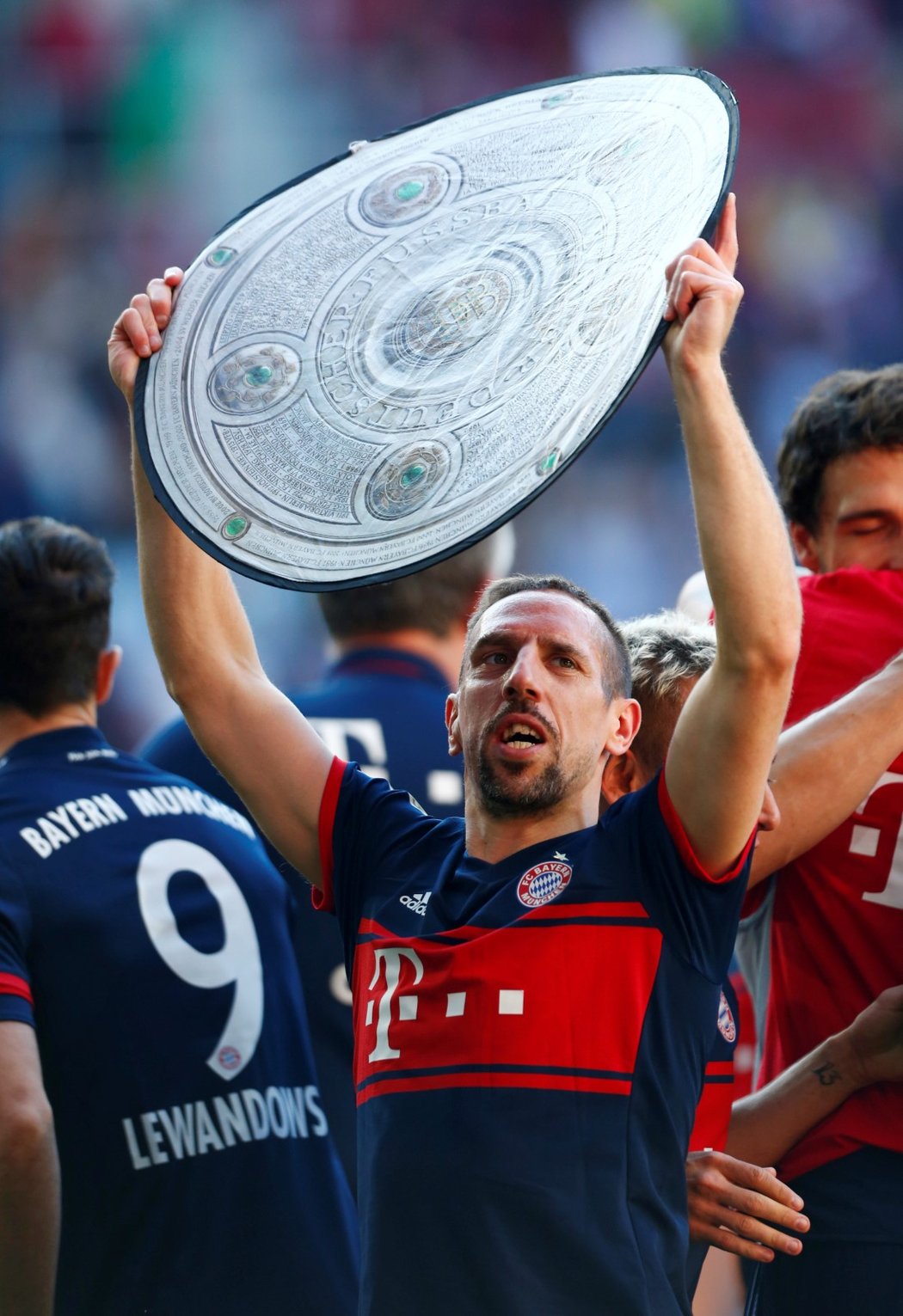 Franck Ribéry s replikou trofeje pro vítěze Bundesligy