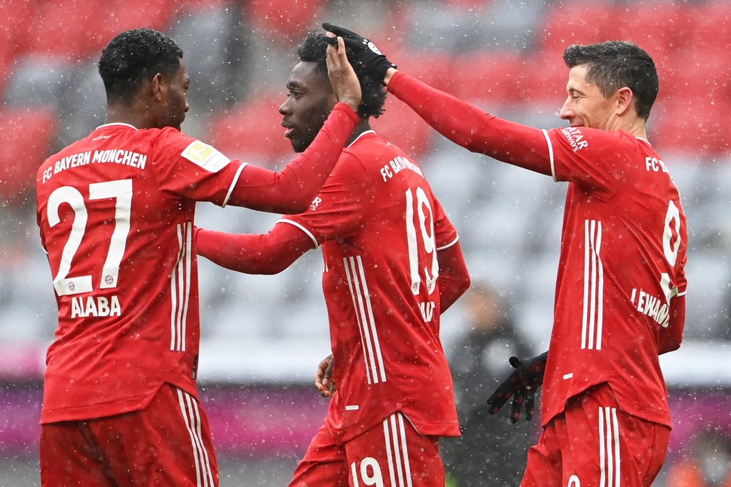 Lídr německé fotbalové ligy Bayern Mnichov udolal v 16. kole doma Freiburg 2:1.