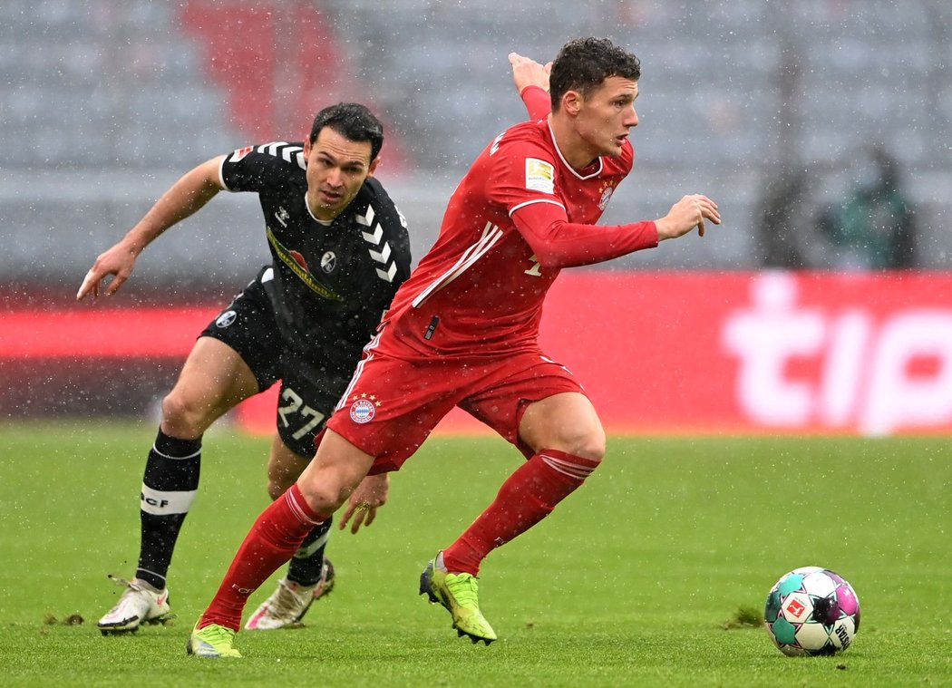 Lídr německé fotbalové ligy Bayern Mnichov udolal v 16. kole doma Freiburg 2:1.