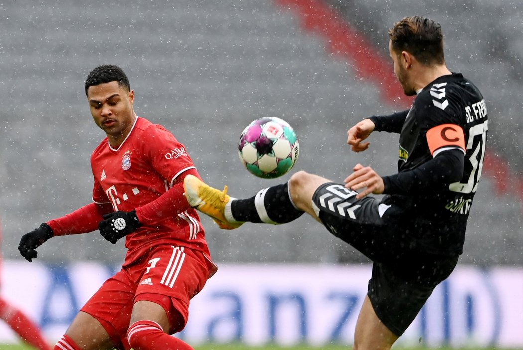 Lídr německé fotbalové ligy Bayern Mnichov udolal v 16. kole doma Freiburg 2:1.