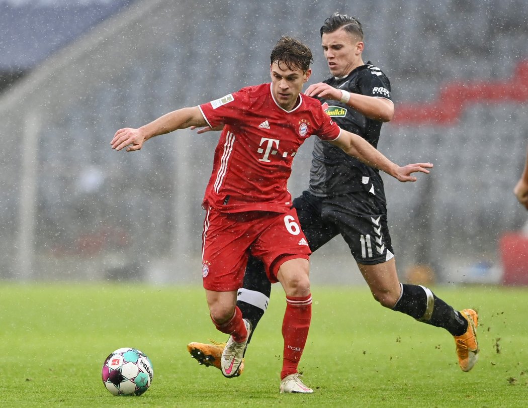 Lídr německé fotbalové ligy Bayern Mnichov udolal v 16. kole doma Freiburg 2:1.