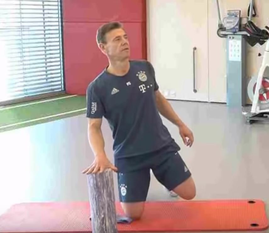 Z domova a přeci společně piluje fyzičku Bayern Mnichov. Kondiční trenér a fyzioterapeut předcvičují, hráči jsou připojeni přes počítače a dělají, co mají.