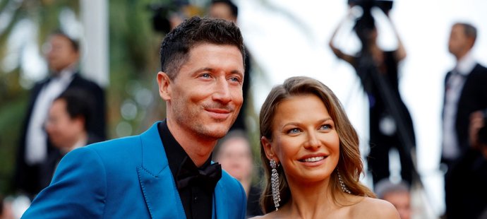 Robert Lewandowski s manželkou Annou na festivalu v Cannes