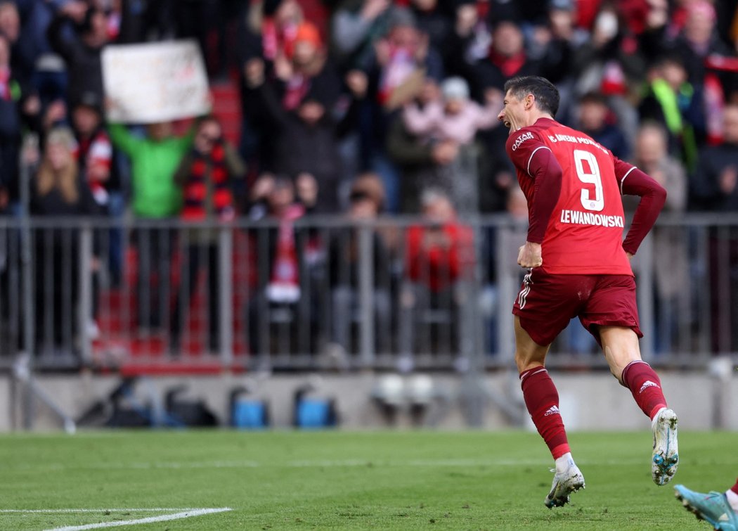 Fotbalisté Bayernu Mnichov udolali Augsburg 1:0 až díky proměněné penaltě Roberta Lewandowského z 82. minuty.