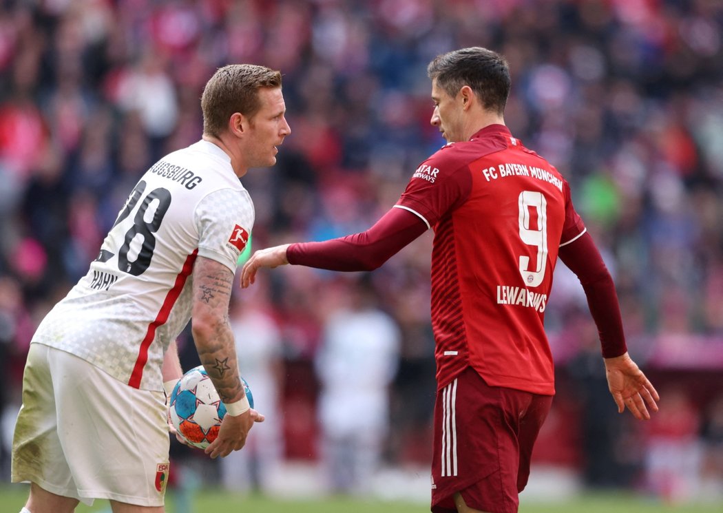 Fotbalisté Bayernu Mnichov udolali Augsburg 1:0 až díky proměněné penaltě Roberta Lewandowského z 82. minuty.