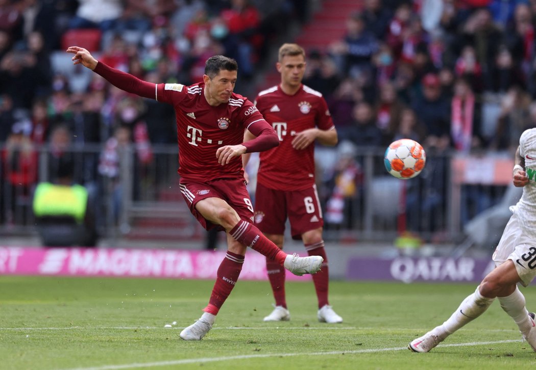 Fotbalisté Bayernu Mnichov udolali Augsburg 1:0 až díky proměněné penaltě Roberta Lewandowského z 82. minuty.