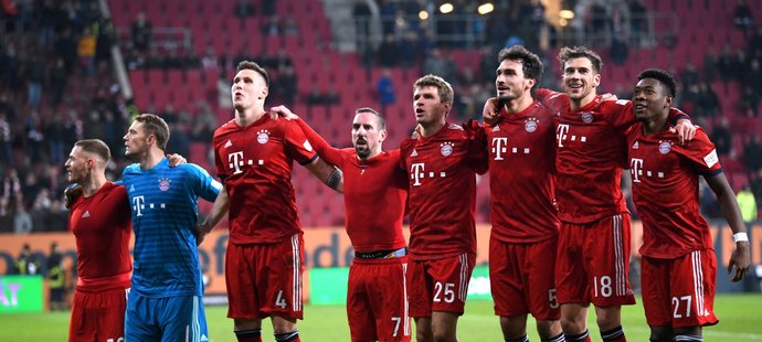 Fotbalisté Bayernu Mnichov oslavují výhru nad Augsburgem