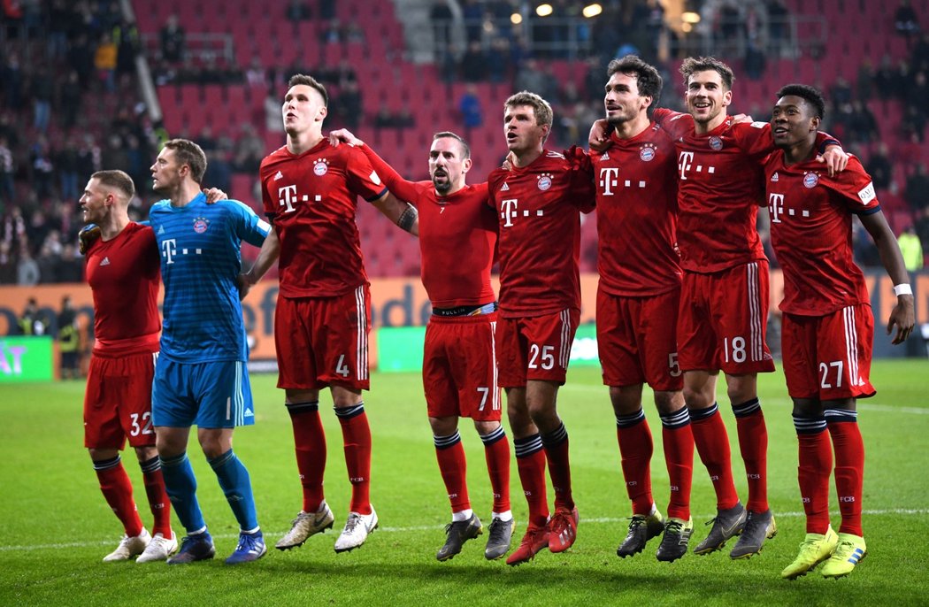 Fotbalisté Bayernu Mnichov oslavují výhru nad Augsburgem