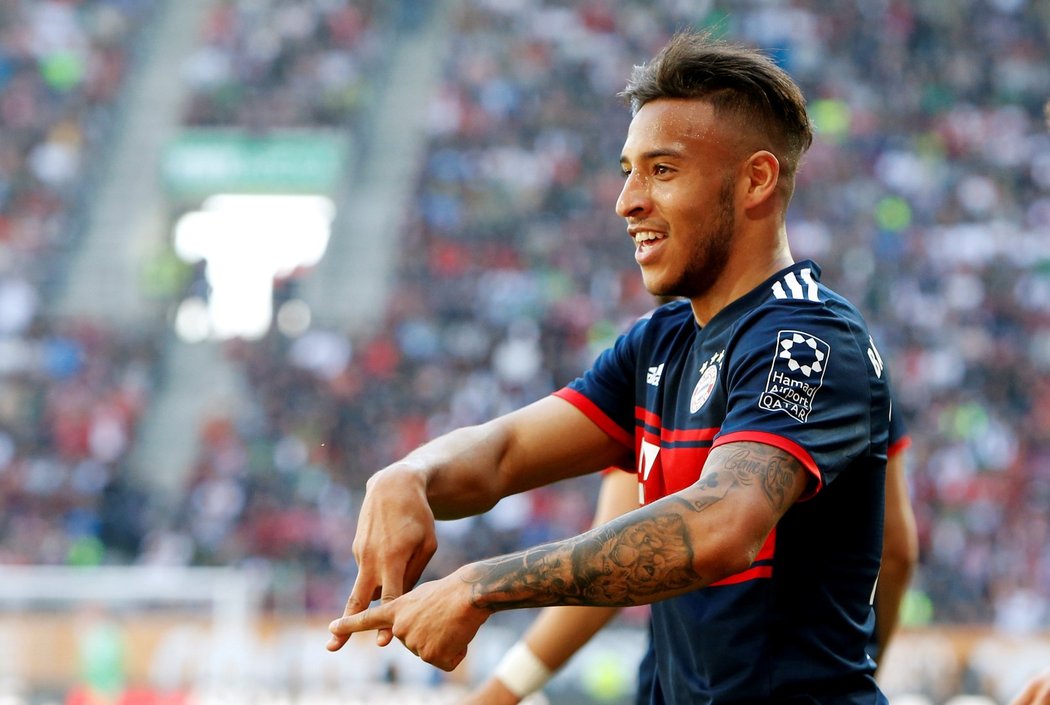 Tolisso oslavuje gól na 1:1 na hřišti Augsburgu