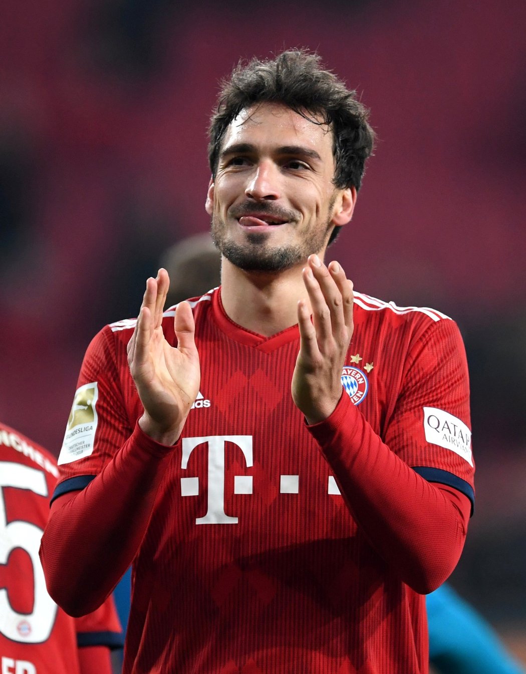 Mats Hummels děkuje fanouškům Bayernu Mnichov po zápase s Augsburgem