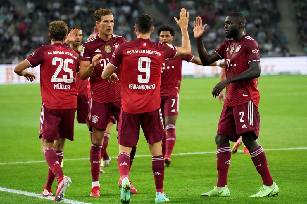 Bayern slaví vyrovnávací gól Lewandovského proti Mönchengladbachu